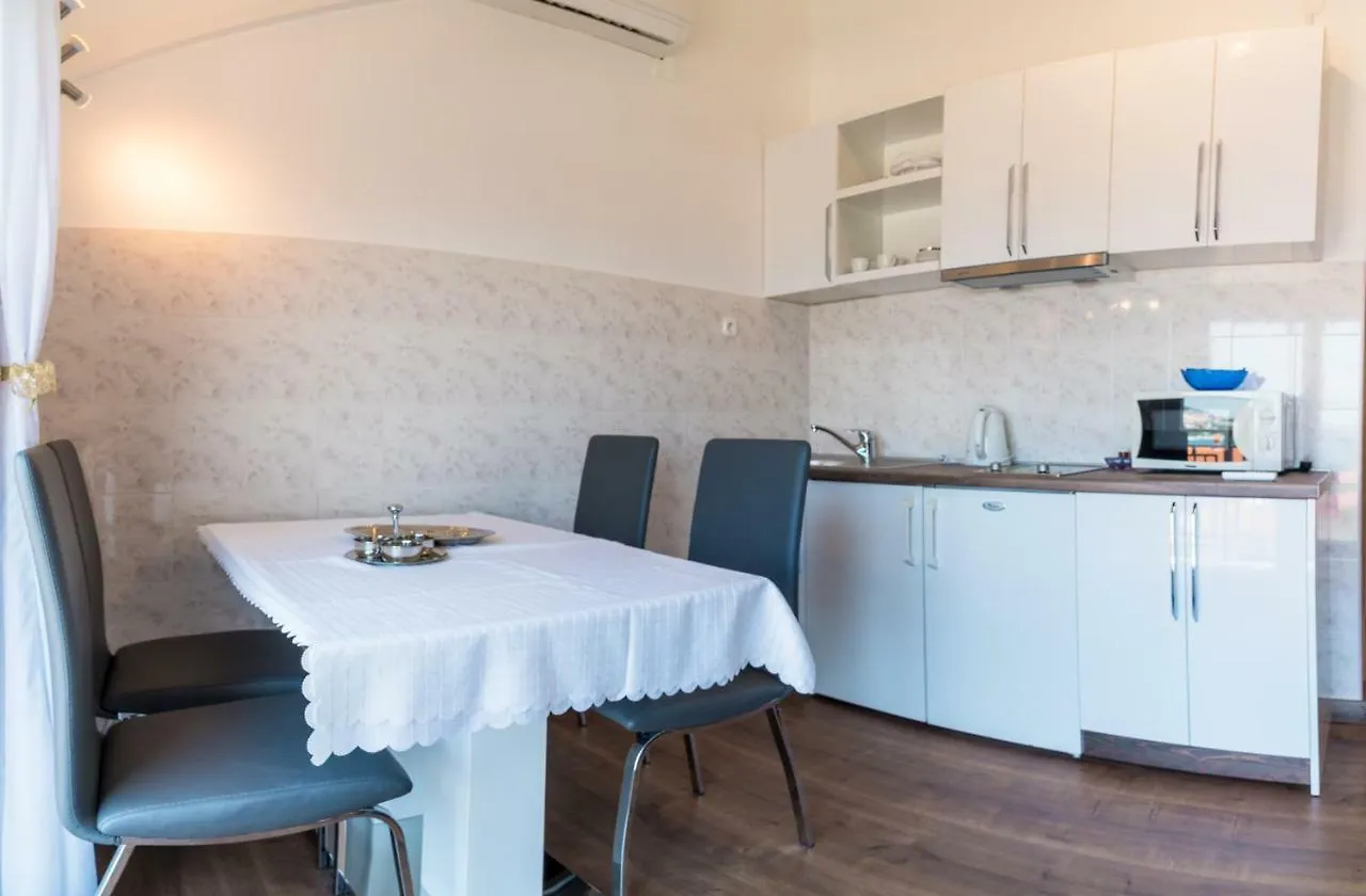 Anikol Apartments 1 Selce