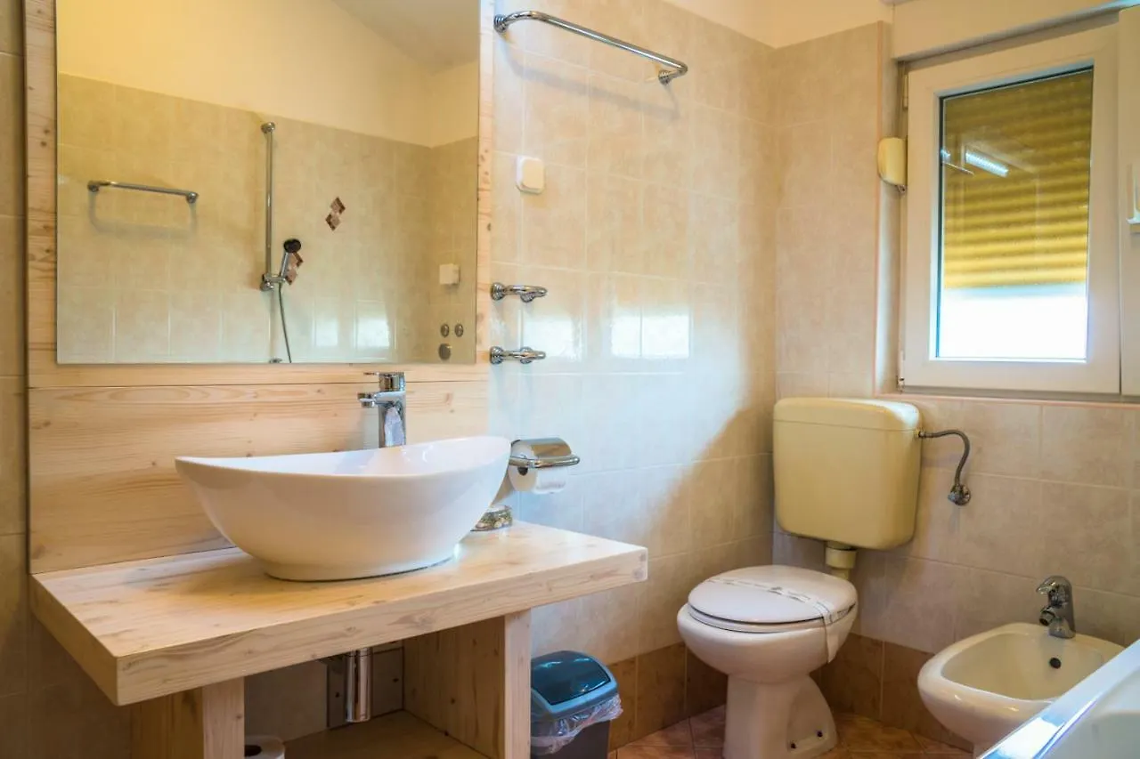 Anikol Apartments 1 Selce Croatia